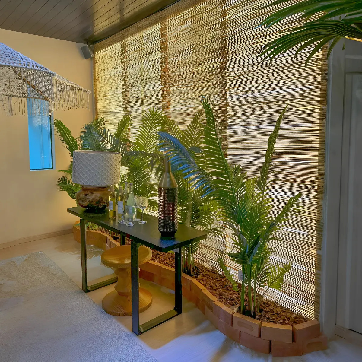 Esteira de bambu natural em ambiente com plantas